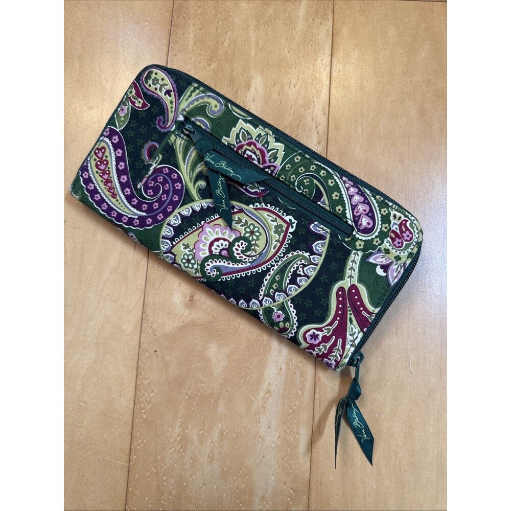CHELSEA GREEN Vera Bradley Chelsea Green paisley pattern Large Wallet